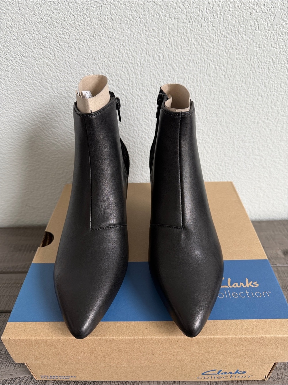 Clarks Kelley Erin Black Pointed Toe Leather Ankle Booties NIB - Picture 4 of 5